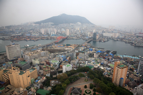 龍頭山公園の展望塔から、眼下に釜山港を見下ろす。この町も高層ビルの建設が急なようだった