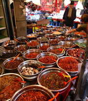 釜山の市場には様々な種類のキムチが売られていた